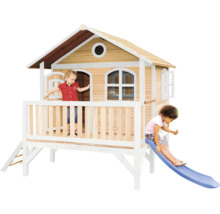 Spielhaus aus Holz mit Rutsche und zwei Kindern