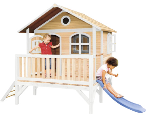 Spielhaus aus Holz mit Rutsche und zwei Kindern