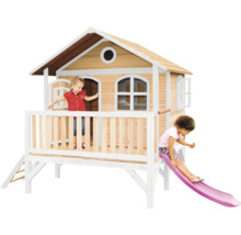 Spielhaus aus Holz mit Rutsche und zwei spielenden Kindern