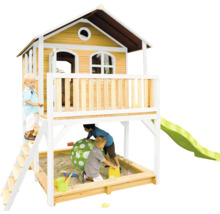 Spielhaus mit Sandkasten und Rutsche für Kinder im Garten