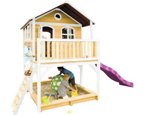 Spielhaus mit Sandkasten und Rutsche im Garten