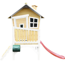 Spielhaus aus Holz mit Rutsche und Briefkasten