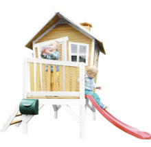 Holzspielhaus mit Rutsche und zwei Kindern