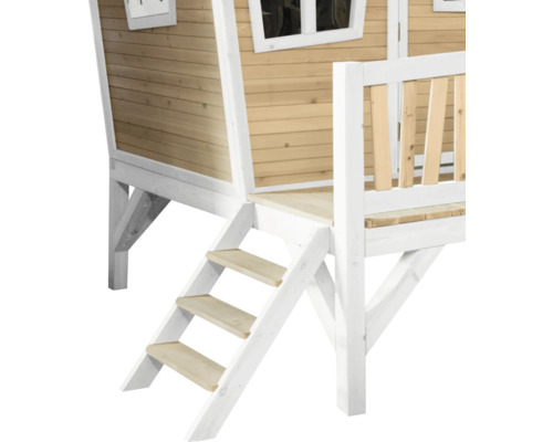 Detailansicht eines Spielhauses mit Holzfassade, weißen Akzenten, Treppe und kleinem Balkon