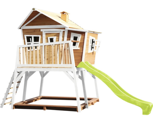 Spielhaus aus Holz mit Rutsche und Sandkasten