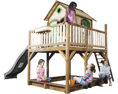 Holzspielhaus mit Rutsche, Sandkasten und Kindern