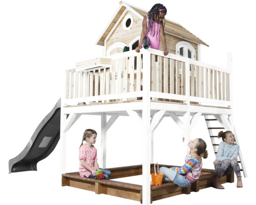 Spielhaus mit Rutsche und Sandkasten für Kinder im Garten