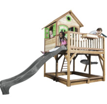 Spielhaus aus Holz mit Rutsche, Sandkasten und Kindern