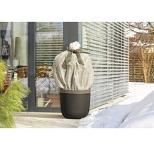 Pflanzkübel mit Winterschutzhaube im Außenbereich