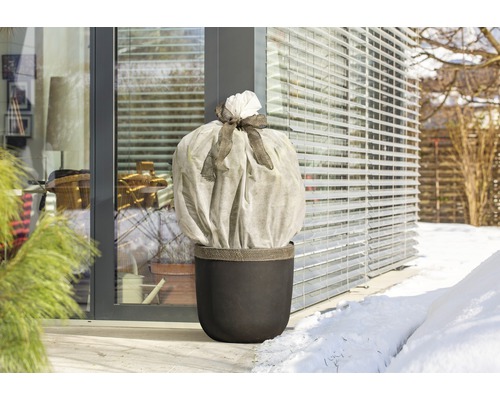 Pflanzkübel mit Winterschutzhaube im Außenbereich