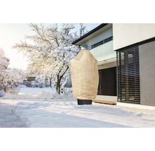 Winterlandschaft mit Pflanzenschutzsack im Garten