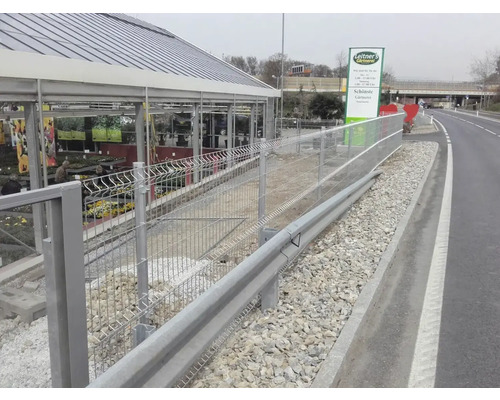 Außenansicht eines Gartencenters mit Metallzaun und Leitplanke