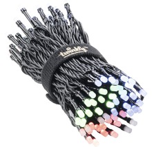 Gebündelte Lichterkette mit mehrfarbigen LEDs und Twinkly Logo auf dem Klettband