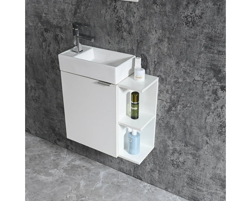 Waschtischkombination mit offenem Regal und Armatur an einer Wand