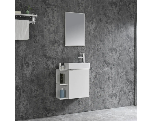 Badezimmer mit Waschbeckenunterschrank, Waschbecken, Spiegel und Handtuchhalter