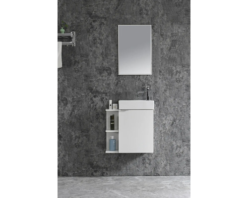 Badezimmer mit Waschbeckenunterschrank, Waschtisch, Spiegel und Handtuchhalter