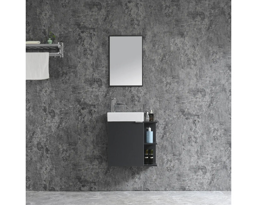 Badezimmer mit Waschbeckenunterschrank, Spiegel und Handtuchhalter