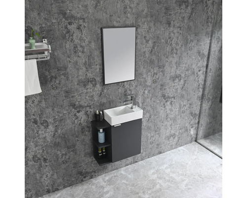 Modernes Badezimmer mit Waschtisch, Spiegel und Handtuchhalter