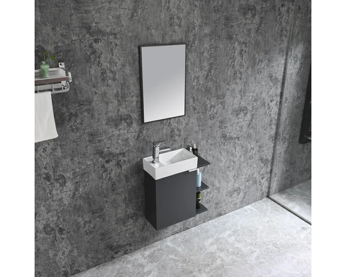 Badezimmer mit Waschbecken, Unterschrank, Regal und Spiegel
