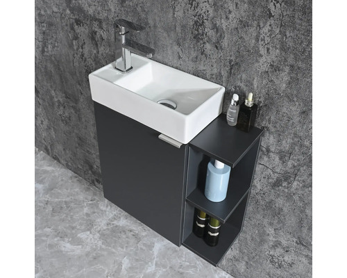 Kleines Badezimmer mit Waschbecken, Armatur und Unterschrank mit Ablageflächen