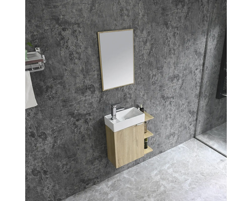 Modernes Badezimmer mit Waschtisch, Spiegel und Handtuchhalter