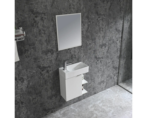 Modernes Badezimmer mit Waschbeckenunterschrank, Spiegel und Handtuchhalter