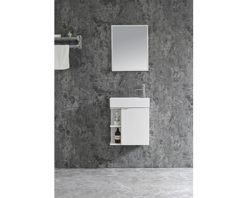 Badezimmer mit Waschbeckenunterschrank, Spiegel und Handtuchhalter