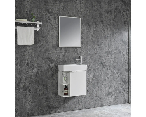 Badezimmer mit Waschbeckenunterschrank, Spiegel und Handtuchhalter