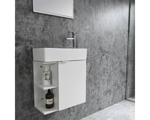 Waschtisch mit Waschbecken und offenem Regal an einer Betonwand