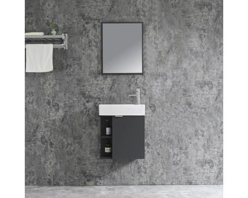 Badezimmer mit Waschbeckenunterschrank, Spiegel und Handtuchhalter an grauer Wand