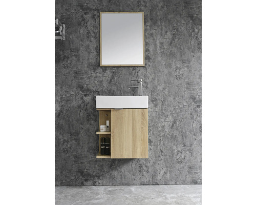 Badezimmer mit Waschbecken, Unterschrank und Spiegel