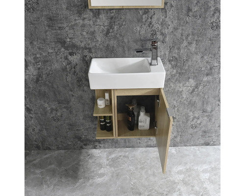 Badezimmer mit Waschbecken, Unterschrank mit offener Tür und Regalen