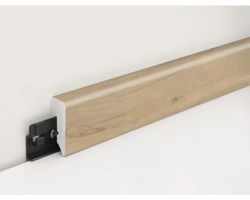Sockelleiste aus Holz mit Befestigungsclip an einer Wand