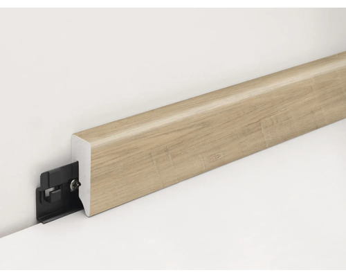 Sockelleiste mit Befestigungsclip an der Wand