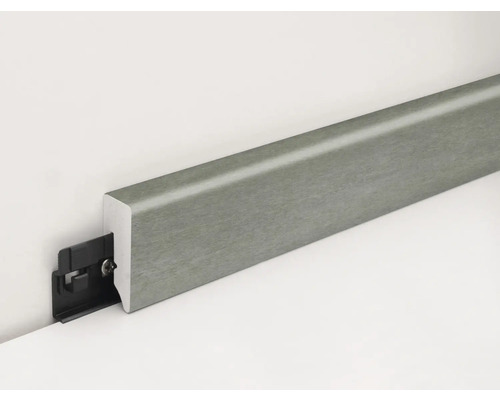 Sockelleiste aus Holz mit Befestigungsclip an der Wand