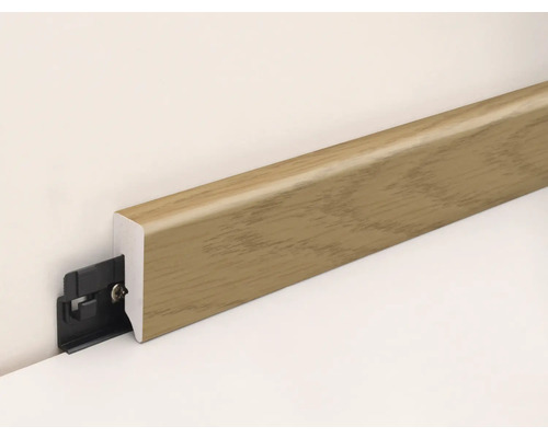 Sockelleiste mit Befestigungsclip an der Wand