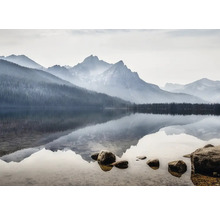Bergsee mit Spiegelung der Berge und Bäume im Wasser