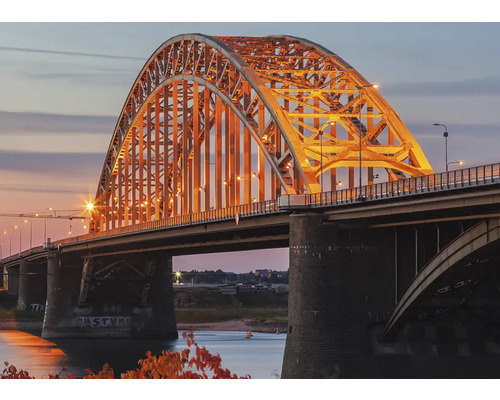 Beleuchtete Bogenbrücke bei Dämmerung