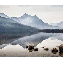 Landschaft mit See und Bergen im Hintergrund
