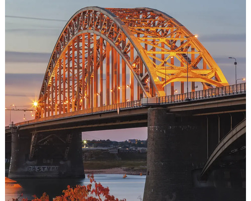 Beleuchtete Bogenbrücke bei Dämmerung
