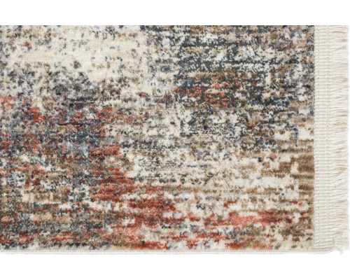 Detailansicht eines gemusterten Teppichs mit Fransen