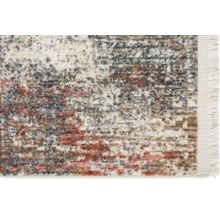 Detailansicht eines gemusterten Teppichs mit Fransen