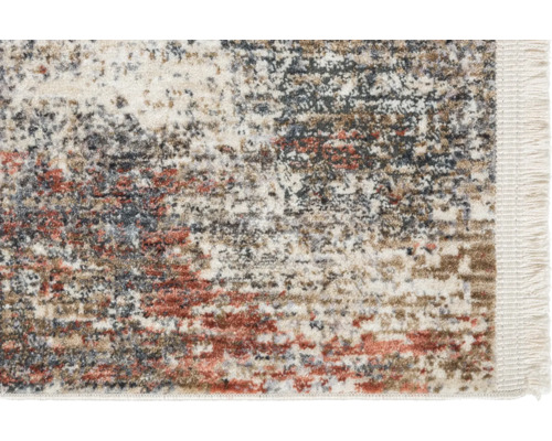 Detailansicht eines gemusterten Teppichs mit Fransen