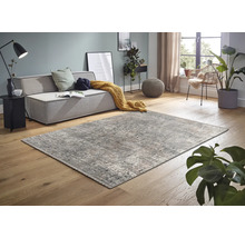 Wohnzimmer mit abstraktem Teppich, Couch und Dekoration