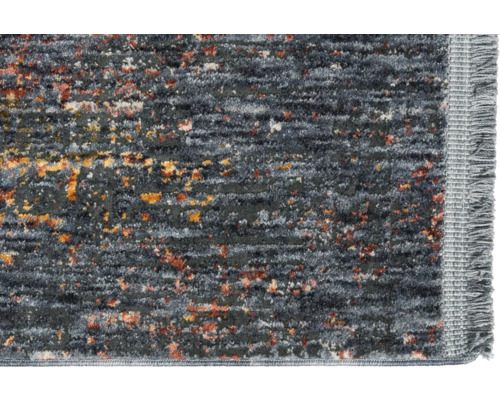 Detailansicht eines Teppichs mit abstraktem Muster und Fransen