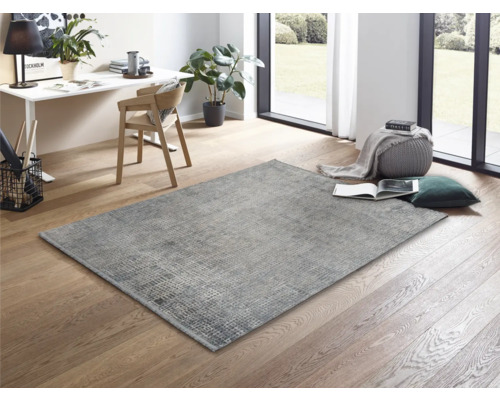 Teppich im Wohnzimmer auf Holzboden, zusammen mit Schreibtisch, Stuhl und Fenster