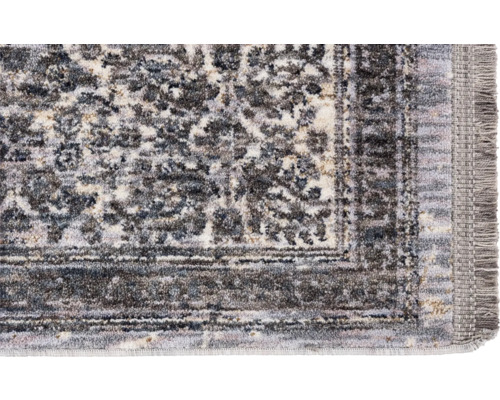 Detailansicht eines gemusterten Teppichs mit Fransen