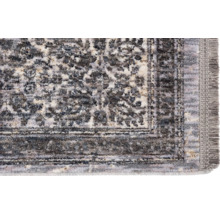 Detailansicht eines gemusterten Teppichs mit Fransen