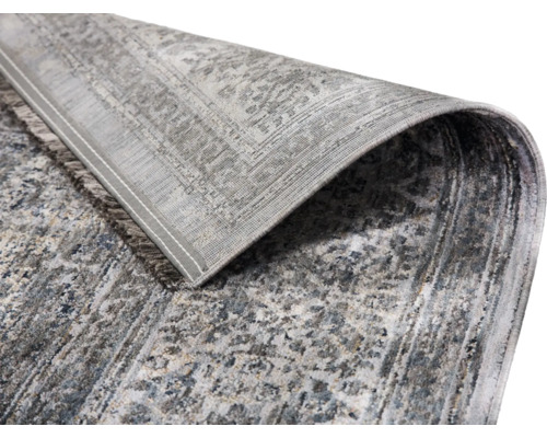 Grauer Teppich mit Ornamentmuster und Fransen