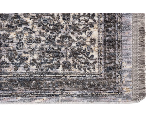 Detailansicht eines gemusterten Teppichs mit Fransen